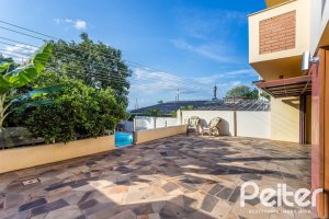 Casa à venda com 226m², 2 dormitórios, 1 suíte, 4 vagas, no bairro Teresópolis em Porto Alegre