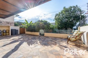 Casa à venda com 226m², 2 dormitórios, 1 suíte, 4 vagas, no bairro Teresópolis em Porto Alegre