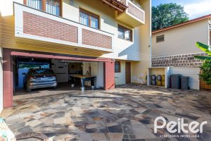 Casa à venda com 226m², 2 dormitórios, 1 suíte, 4 vagas, no bairro Teresópolis em Porto Alegre