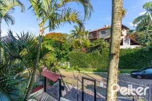 Casa à venda com 226m², 2 dormitórios, 1 suíte, 4 vagas, no bairro Teresópolis em Porto Alegre