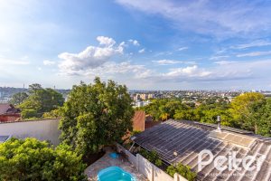 Casa à venda com 226m², 2 dormitórios, 1 suíte, 4 vagas, no bairro Teresópolis em Porto Alegre