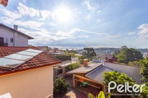 Casa à venda com 226m², 2 dormitórios, 1 suíte, 4 vagas, no bairro Teresópolis em Porto Alegre