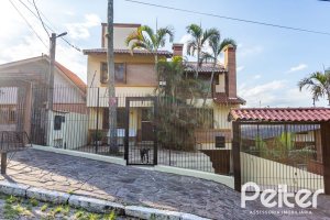 Casa à venda com 226m², 2 dormitórios, 1 suíte, 4 vagas, no bairro Teresópolis em Porto Alegre