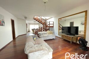 Casa à venda com 300m², 4 dormitórios, 1 suíte, 4 vagas, no bairro Ipanema em Porto Alegre