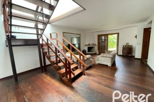 Casa à venda com 300m², 4 dormitórios, 1 suíte, 4 vagas, no bairro Ipanema em Porto Alegre