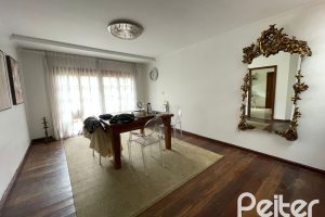 Casa à venda com 300m², 4 dormitórios, 1 suíte, 4 vagas, no bairro Ipanema em Porto Alegre