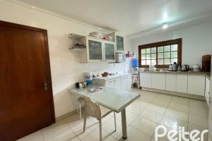 Casa à venda com 300m², 4 dormitórios, 1 suíte, 4 vagas, no bairro Ipanema em Porto Alegre