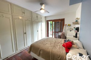 Casa à venda com 300m², 4 dormitórios, 1 suíte, 4 vagas, no bairro Ipanema em Porto Alegre