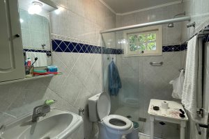 Casa à venda com 300m², 4 dormitórios, 1 suíte, 4 vagas, no bairro Ipanema em Porto Alegre