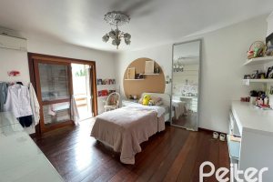 Casa à venda com 300m², 4 dormitórios, 1 suíte, 4 vagas, no bairro Ipanema em Porto Alegre