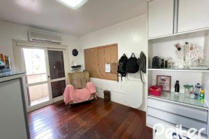 Casa à venda com 300m², 4 dormitórios, 1 suíte, 4 vagas, no bairro Ipanema em Porto Alegre