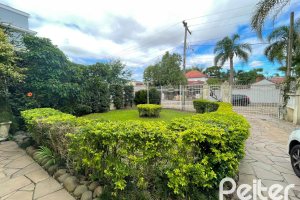 Casa à venda com 300m², 4 dormitórios, 1 suíte, 4 vagas, no bairro Ipanema em Porto Alegre