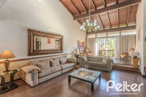 Casa à venda com 359m², 3 dormitórios, 1 suíte, 3 vagas, no bairro Vila Assunção em Porto Alegre