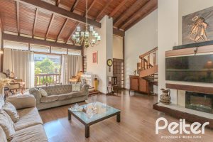 Casa à venda com 359m², 3 dormitórios, 1 suíte, 3 vagas, no bairro Vila Assunção em Porto Alegre