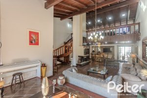 Casa à venda com 359m², 3 dormitórios, 1 suíte, 3 vagas, no bairro Vila Assunção em Porto Alegre