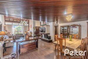 Casa à venda com 359m², 3 dormitórios, 1 suíte, 3 vagas, no bairro Vila Assunção em Porto Alegre