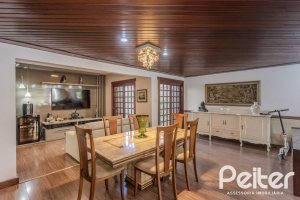 Casa à venda com 359m², 3 dormitórios, 1 suíte, 3 vagas, no bairro Vila Assunção em Porto Alegre