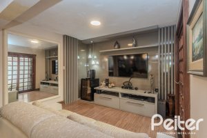 Casa à venda com 359m², 3 dormitórios, 1 suíte, 3 vagas, no bairro Vila Assunção em Porto Alegre