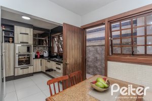 Casa à venda com 359m², 3 dormitórios, 1 suíte, 3 vagas, no bairro Vila Assunção em Porto Alegre