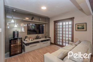 Casa à venda com 359m², 3 dormitórios, 1 suíte, 3 vagas, no bairro Vila Assunção em Porto Alegre