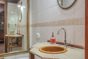 Casa à venda com 359m², 3 dormitórios, 1 suíte, 3 vagas, no bairro Vila Assunção em Porto Alegre