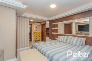 Casa à venda com 359m², 3 dormitórios, 1 suíte, 3 vagas, no bairro Vila Assunção em Porto Alegre