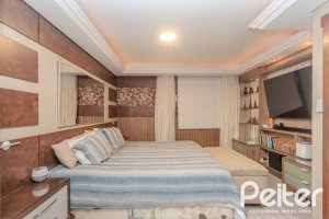 Casa à venda com 359m², 3 dormitórios, 1 suíte, 3 vagas, no bairro Vila Assunção em Porto Alegre