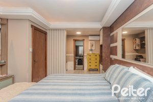 Casa à venda com 359m², 3 dormitórios, 1 suíte, 3 vagas, no bairro Vila Assunção em Porto Alegre
