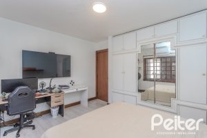 Casa à venda com 359m², 3 dormitórios, 1 suíte, 3 vagas, no bairro Vila Assunção em Porto Alegre