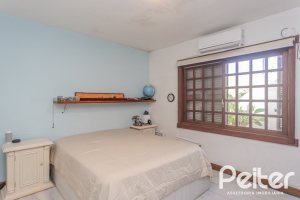 Casa à venda com 359m², 3 dormitórios, 1 suíte, 3 vagas, no bairro Vila Assunção em Porto Alegre