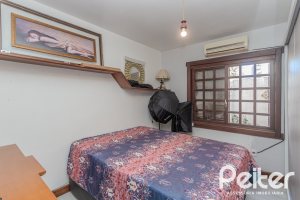 Casa à venda com 359m², 3 dormitórios, 1 suíte, 3 vagas, no bairro Vila Assunção em Porto Alegre