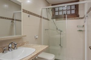 Casa à venda com 359m², 3 dormitórios, 1 suíte, 3 vagas, no bairro Vila Assunção em Porto Alegre