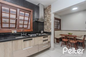 Casa à venda com 359m², 3 dormitórios, 1 suíte, 3 vagas, no bairro Vila Assunção em Porto Alegre