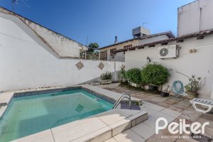 Casa à venda com 359m², 3 dormitórios, 1 suíte, 3 vagas, no bairro Vila Assunção em Porto Alegre