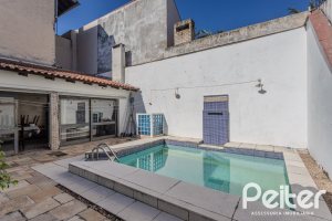 Casa à venda com 359m², 3 dormitórios, 1 suíte, 3 vagas, no bairro Vila Assunção em Porto Alegre