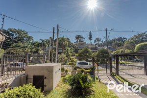 Casa à venda com 359m², 3 dormitórios, 1 suíte, 3 vagas, no bairro Vila Assunção em Porto Alegre