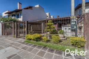 Casa à venda com 359m², 3 dormitórios, 1 suíte, 3 vagas, no bairro Vila Assunção em Porto Alegre