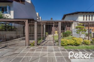 Casa à venda com 359m², 3 dormitórios, 1 suíte, 3 vagas, no bairro Vila Assunção em Porto Alegre