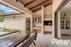 Casa à venda com 248m², 3 dormitórios, 1 suíte, 4 vagas, no bairro Ipanema em Porto Alegre