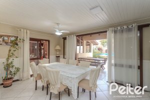 Casa à venda com 248m², 3 dormitórios, 1 suíte, 4 vagas, no bairro Ipanema em Porto Alegre