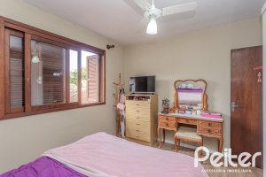 Casa à venda com 248m², 3 dormitórios, 1 suíte, 4 vagas, no bairro Ipanema em Porto Alegre