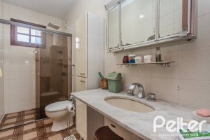Casa à venda com 248m², 3 dormitórios, 1 suíte, 4 vagas, no bairro Ipanema em Porto Alegre