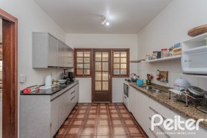 Casa à venda com 248m², 3 dormitórios, 1 suíte, 4 vagas, no bairro Ipanema em Porto Alegre