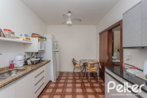 Casa à venda com 248m², 3 dormitórios, 1 suíte, 4 vagas, no bairro Ipanema em Porto Alegre