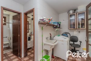 Casa à venda com 248m², 3 dormitórios, 1 suíte, 4 vagas, no bairro Ipanema em Porto Alegre