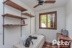 Casa à venda com 248m², 3 dormitórios, 1 suíte, 4 vagas, no bairro Ipanema em Porto Alegre
