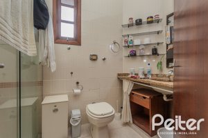 Casa à venda com 248m², 3 dormitórios, 1 suíte, 4 vagas, no bairro Ipanema em Porto Alegre
