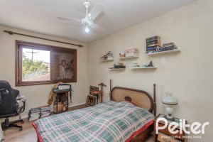 Casa à venda com 248m², 3 dormitórios, 1 suíte, 4 vagas, no bairro Ipanema em Porto Alegre