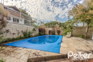Casa à venda com 248m², 3 dormitórios, 1 suíte, 4 vagas, no bairro Ipanema em Porto Alegre