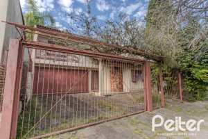 Casa à venda com 248m², 3 dormitórios, 1 suíte, 4 vagas, no bairro Ipanema em Porto Alegre
